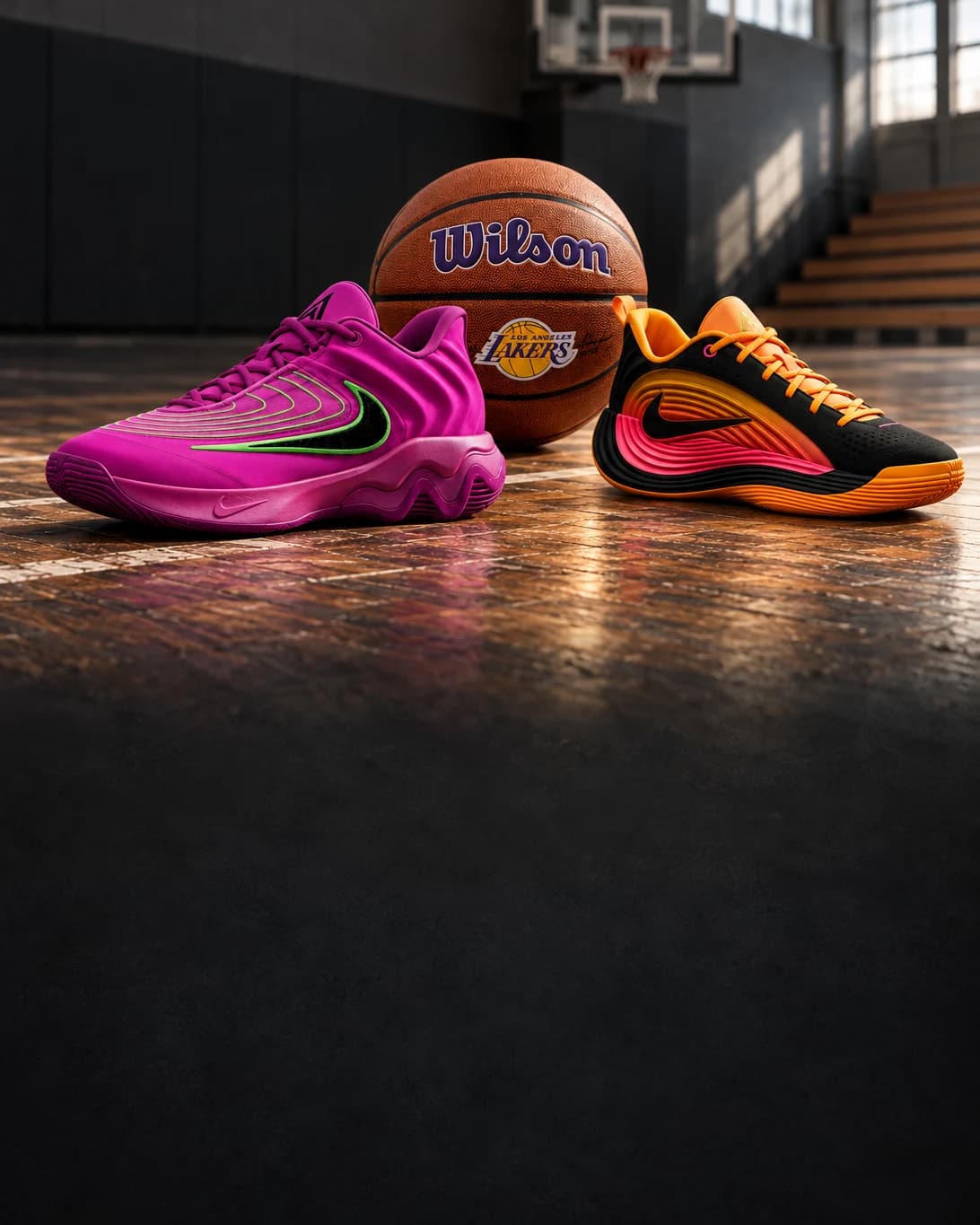 Dois tênis de basquete da Nike, um magenta e um laranja com preto, e a bola Wilson dos Lakers no piso de madeira de uma quadra