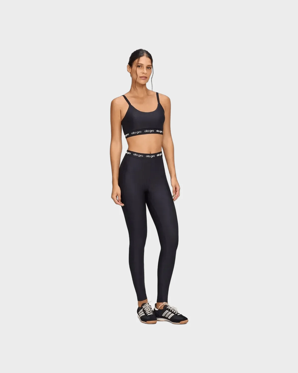 Legging Alto Giro preta, com o nome da marca no cós